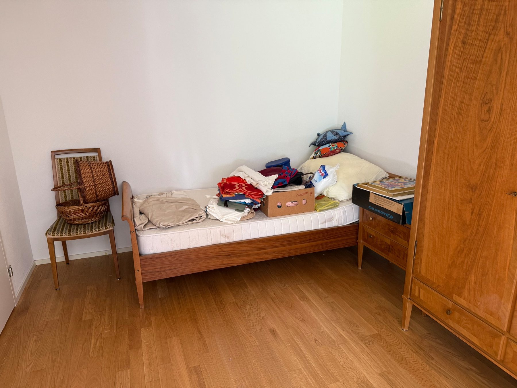 Schlafzimmer mit Bett und Hausrat vor einer Räumung